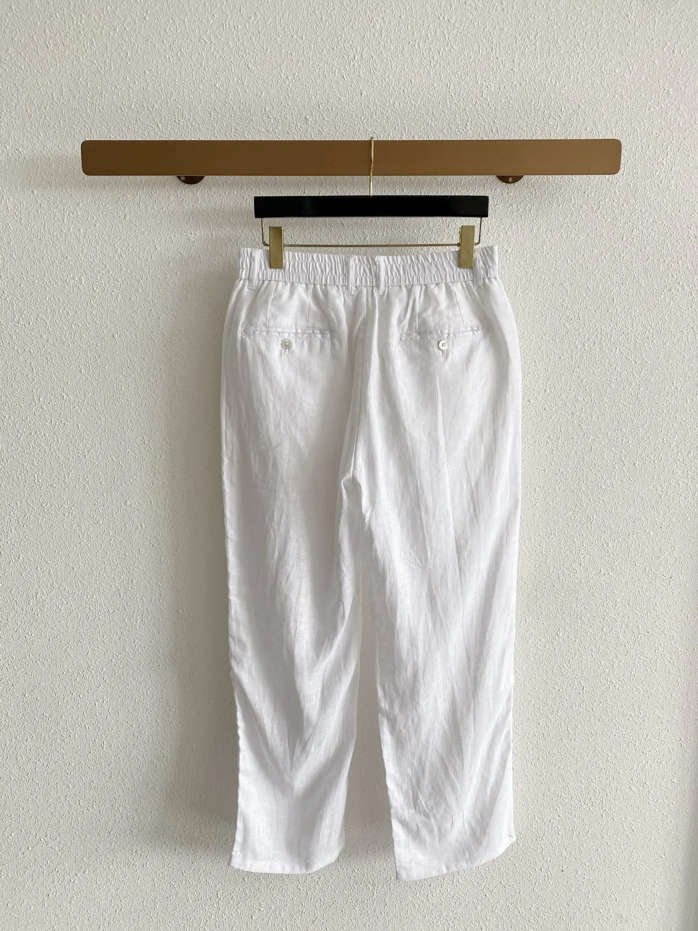 Loro Piana elastic waist linen wide-leg pants. Fabric: 100% Italian rain dew linen, the same fabric as Series vests and shirts. It has been processed by the brand's softening process to weaken the stiff and prickly feeling of the linen. It has a natural clear linen texture, matte low saturation texture, breathable heat dissipation, and is a must in spring and summer. It has loose and natural wrinkles after washing. Style and details: Loose straight wide-leg cut, the trousers are loose and loose, not clinging to the legs, to accommodate all kinds of leg shapes, the trousers are long enough to expose the ankles, refreshing and neat; Waistband design: single button on the front + standard placket, full elastic waist on both sides, no sense of restraint, taking into account the regular appearance of the trousers and the comfort of home leisure, it comes with belt loops to match with belts; The minimalist front panel without pleats is visually clean and neat; the hidden diagonal pockets on both sides are low-key and have no exposed logo; the straight trouser legs do not need to be deliberately rolled, and the natural drape creates a relaxed atmosphere. Color choices: pure white, native hemp Beige, Khaki olive green, matte black, covering all scenarios of commuting, vacation, and daily life. Style positioning: Italian holiday relaxed style, minimalist commuting, new Chinese casual style, same style unisex version for men and women, focusing on high-end complete sets without logos. Sizes:S-4XL